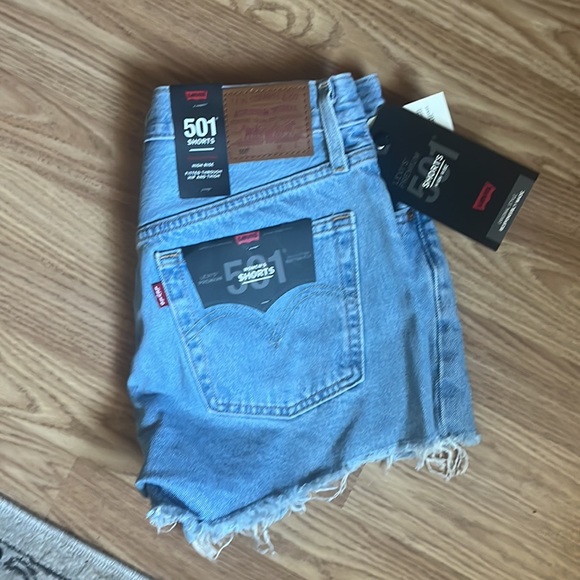 Levi’s light wash 501 High Rise shorts - Picture 3 of 3